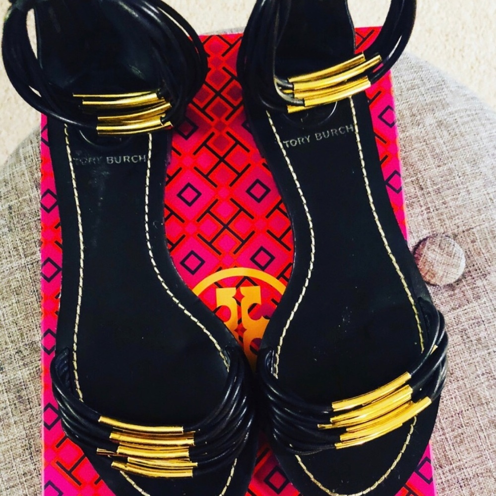 Tory Burch size 5 women (black& Gold)